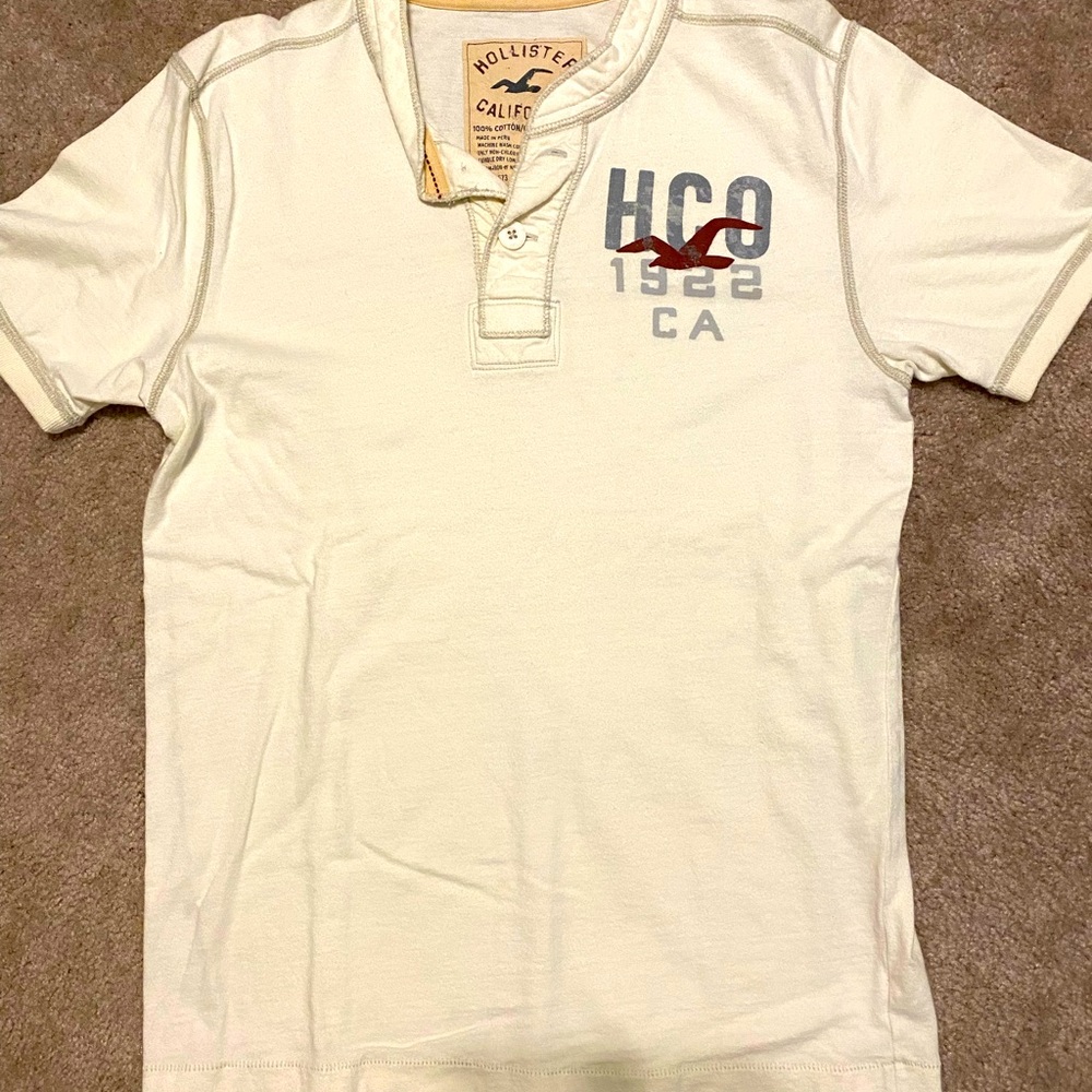 Men’s Hollister tee